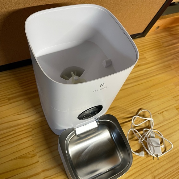 Petlibro auto feeder - Picture 3 of 5
